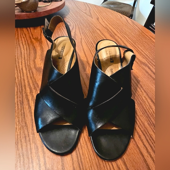 Ladies Clarks, Black Leather Sandals. Size 9m - Picture 2 of 3